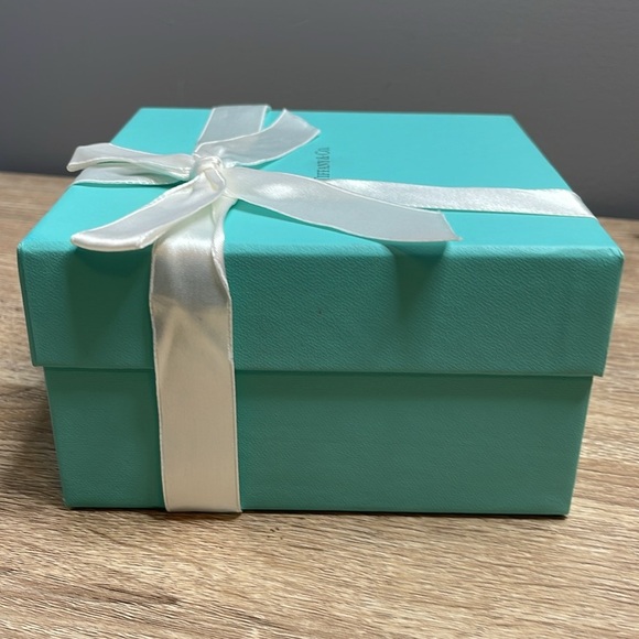 Tiffany & Co. Blue Box with White Ribbon - Picture 6 of 12